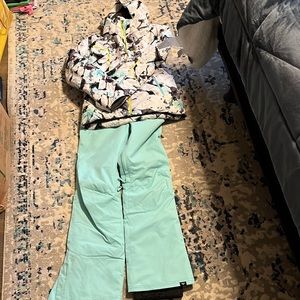 Full Ski Set includes Spyder Jacket and Roxy Ski Pants!!